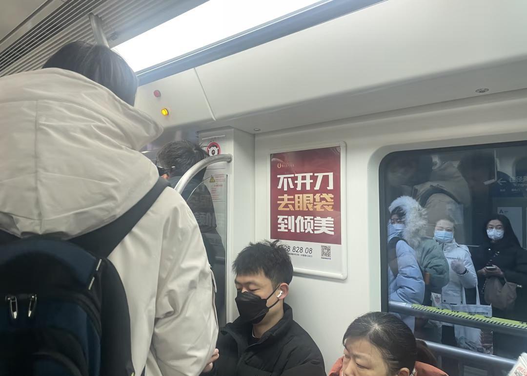 武汉地铁爆仓了啊
拥挤的地铁