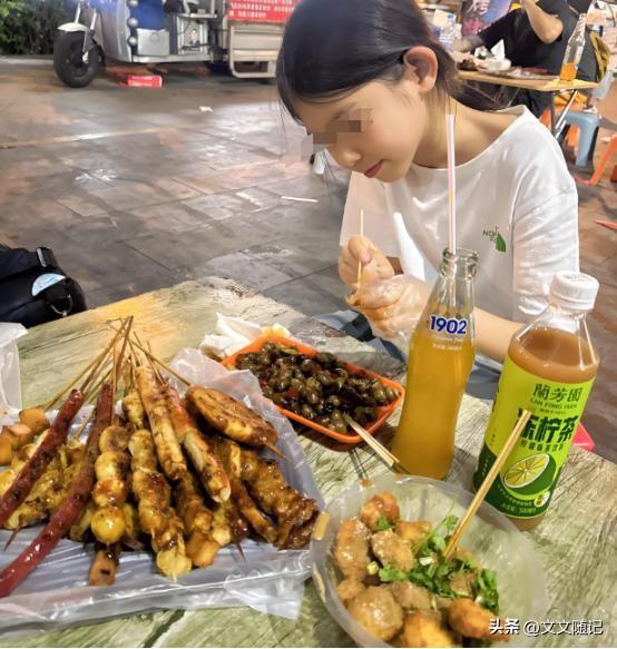 校门口挤满了人。一位父亲举着横幅，上面歪歪扭扭写着：“闺女，正常发挥就行。”
