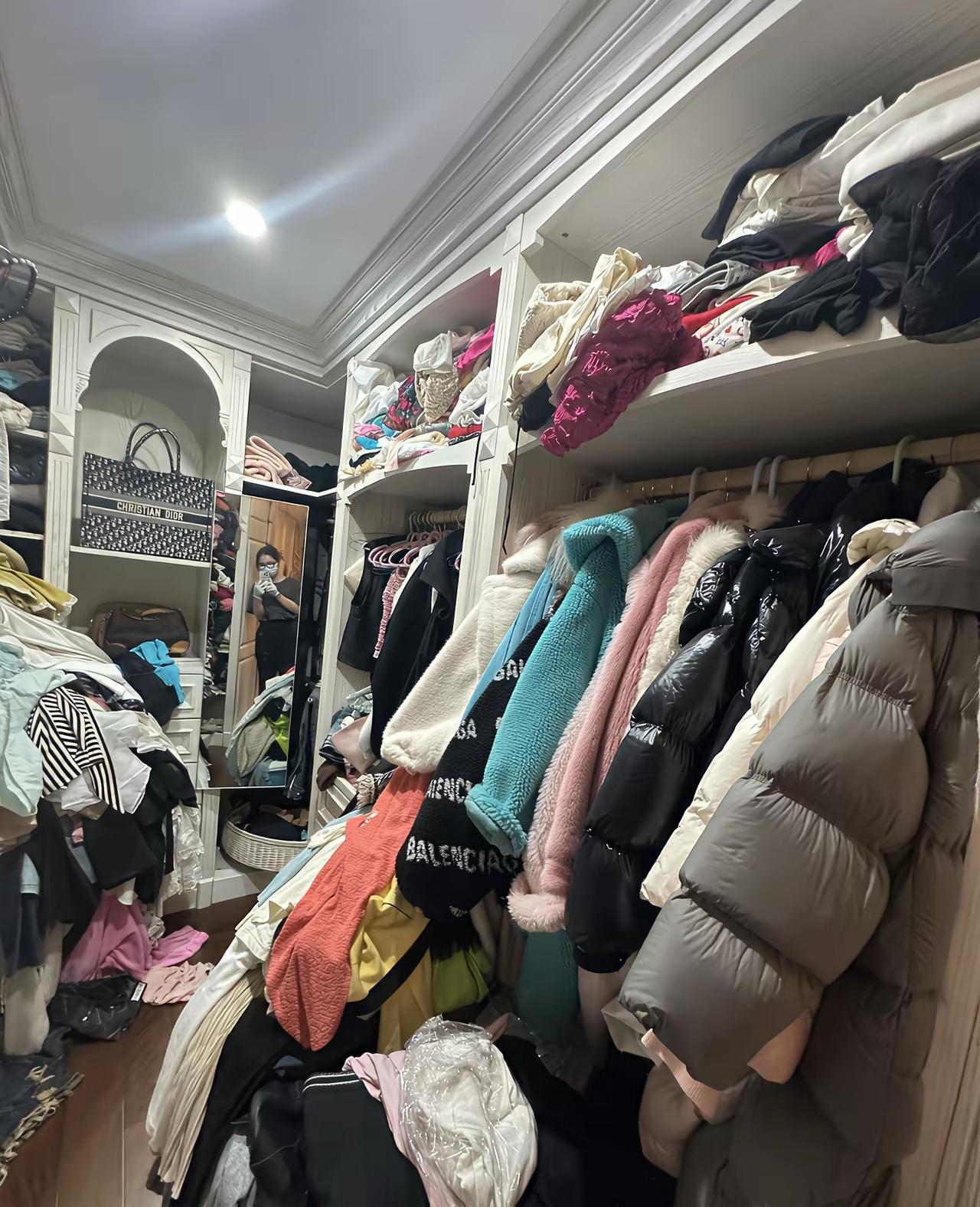 这算不算败家娘们儿？明明家里这么多衣服，出门还是觉得没衣服穿，越买越多……