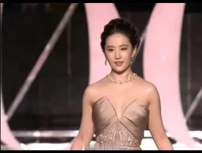 刘亦菲压轴亮相 VOGUE 盛典红毯，一袭抹胸礼服优雅高贵，长长的红毯，她走的落
