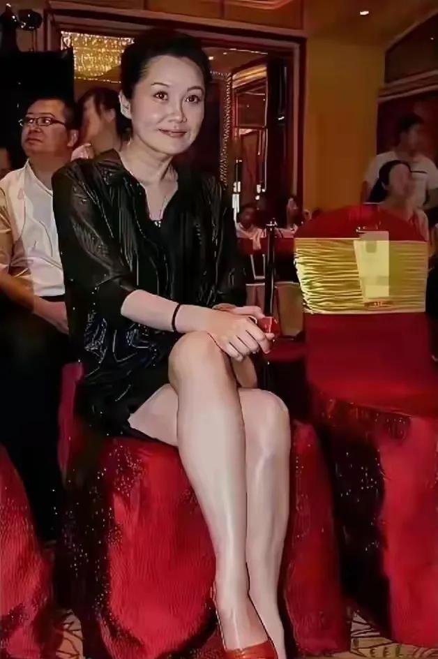 许晴这次造型真绝了，瘦得差点让人认不出来，黑色连衣裙一穿，魅力韵味直接拉满！
此