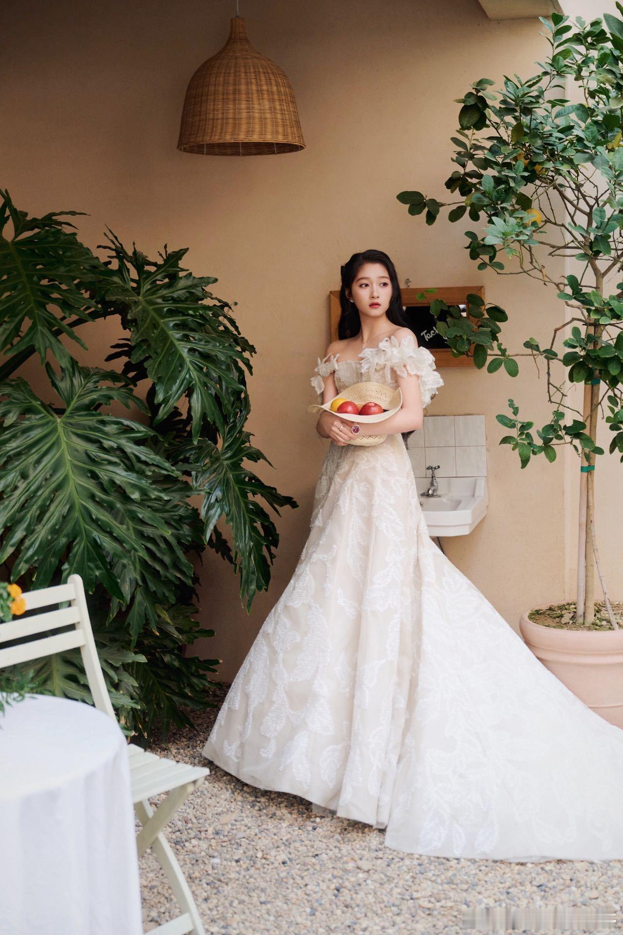 关晓彤浙江卫视跨晚打火机舞台 皮衣配马尾甜酷值拉满！演唱《打火机》时歌声自带温暖