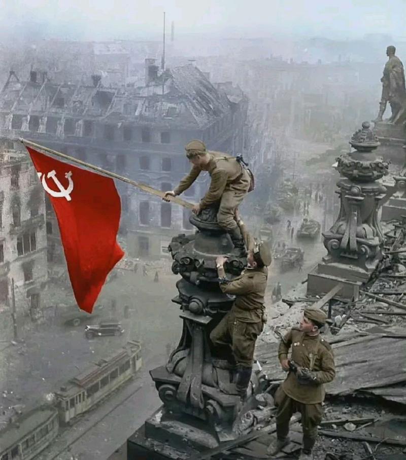 1945年4月30日，柏林街头出现了一幕让人看了久久不能平静的画面。

一名德国