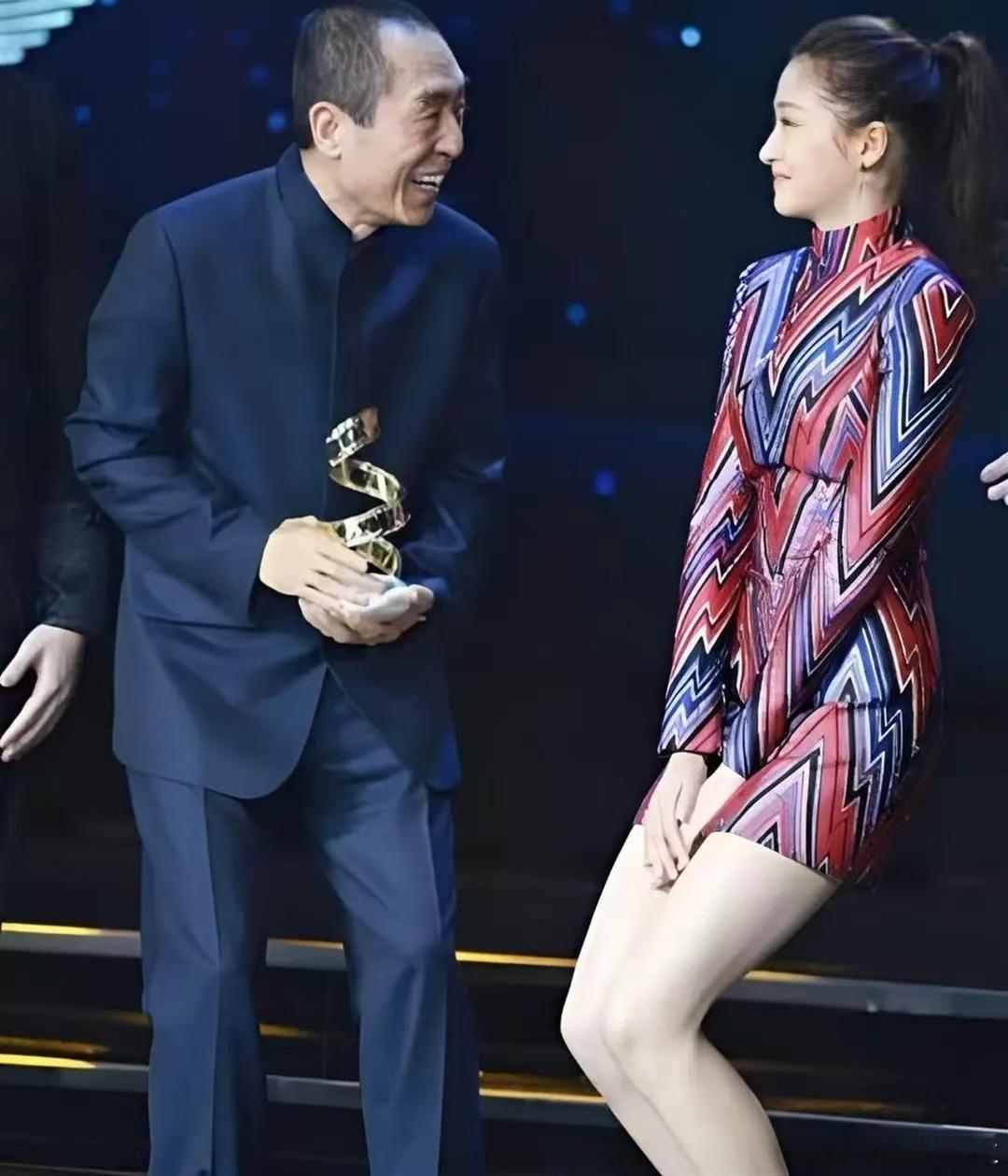 演员台上站久了会憋尿，实在憋不住就下台解决问题，时间长了要憋坏的