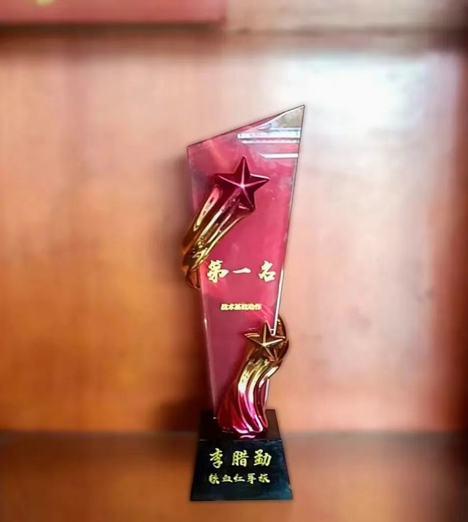 【#下士想把个人奖杯拿回家引发争议#，连队一举动巧妙解决问题】“这个奖杯，我能不