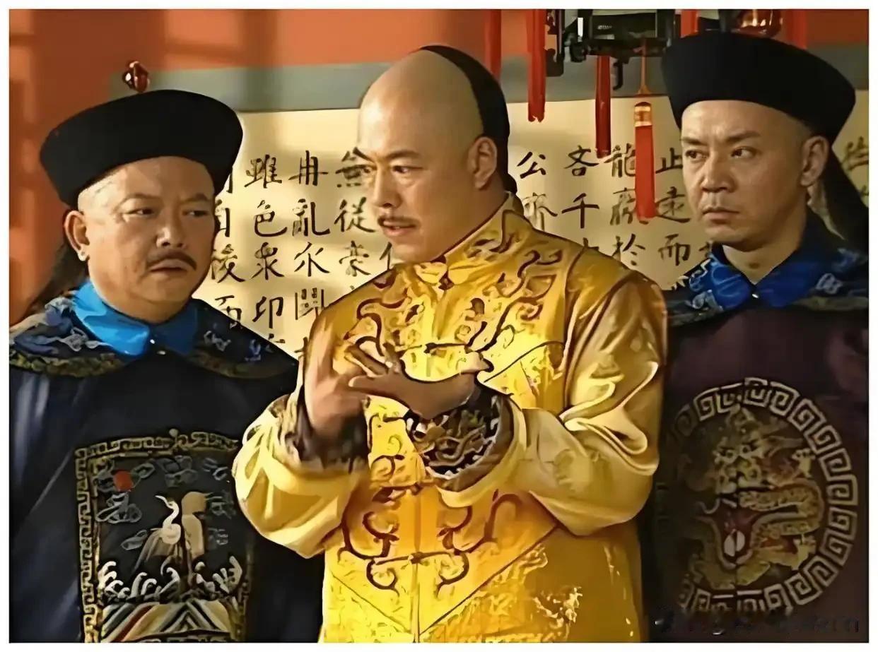 乾隆嫌考生太丑，当场出上联羞辱：“独眼不能登金榜。”满朝大臣捂嘴偷笑。考生不慌不