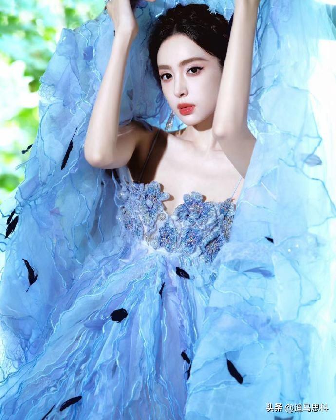 古力娜扎穿浅蓝色吊带裙真的太仙啦！1992年出生的她，凭借出众外貌和演艺表现备受