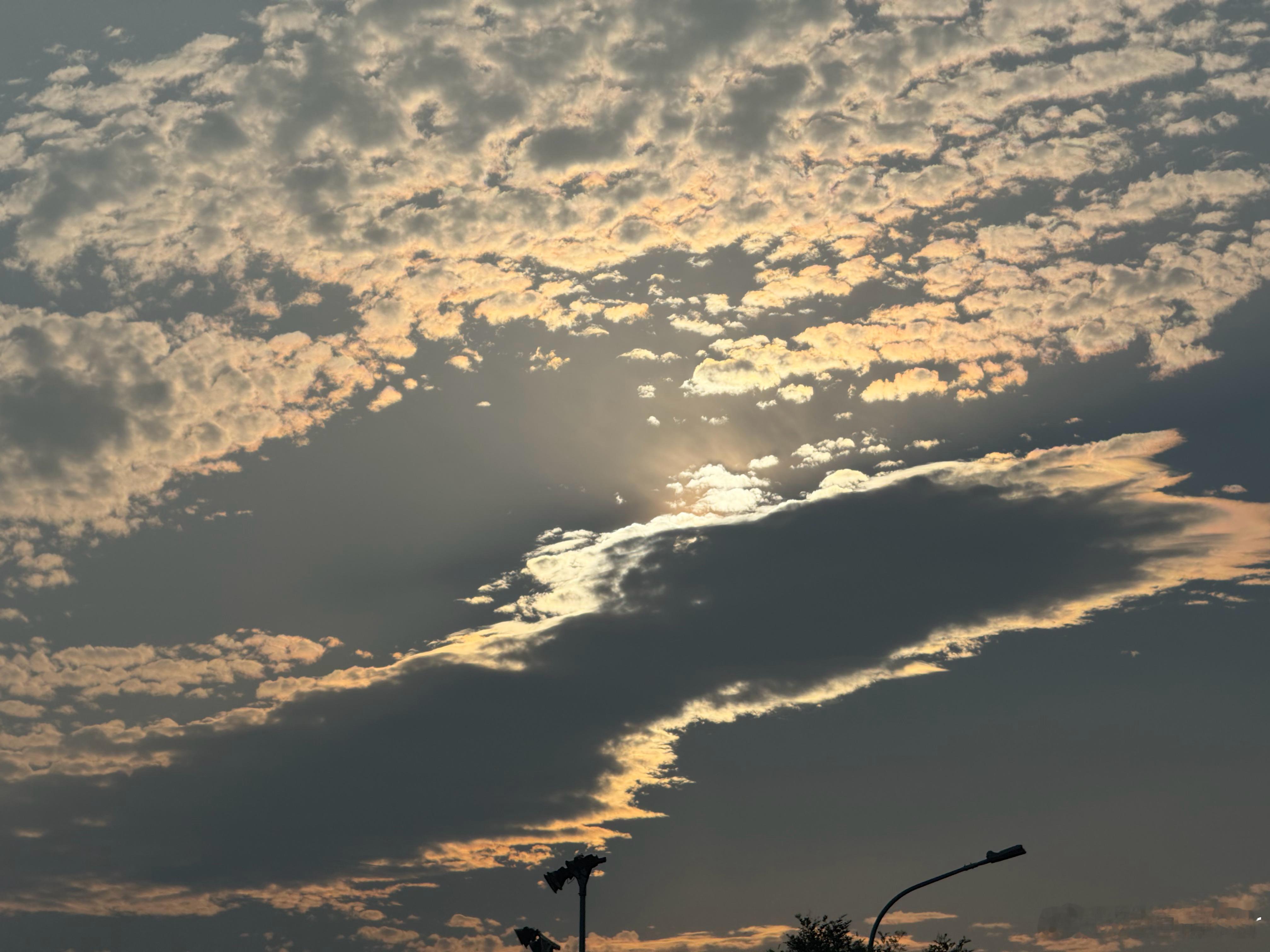 今天的☁️好好看～说今天下雨也没下，完美拍摄结束～  ​​​