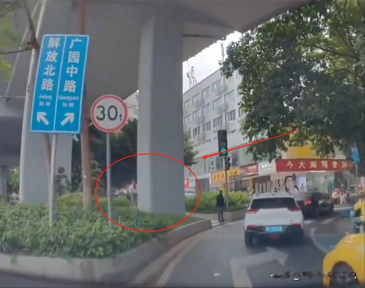 印度人在广州街头随地大小便？这个太抽象了吧！昨天关于印度人在中国街头随地大小便的