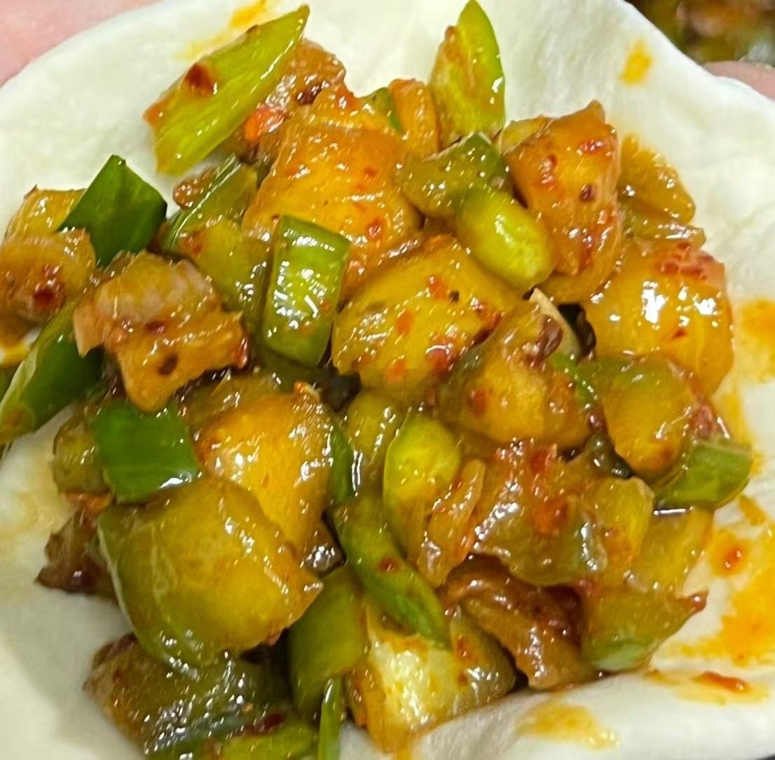 生活手记菜园紫皮茄子，鼎盛期。摘下来，速冻了一抽屉。一些勾勾巴巴，样子无比丑的，