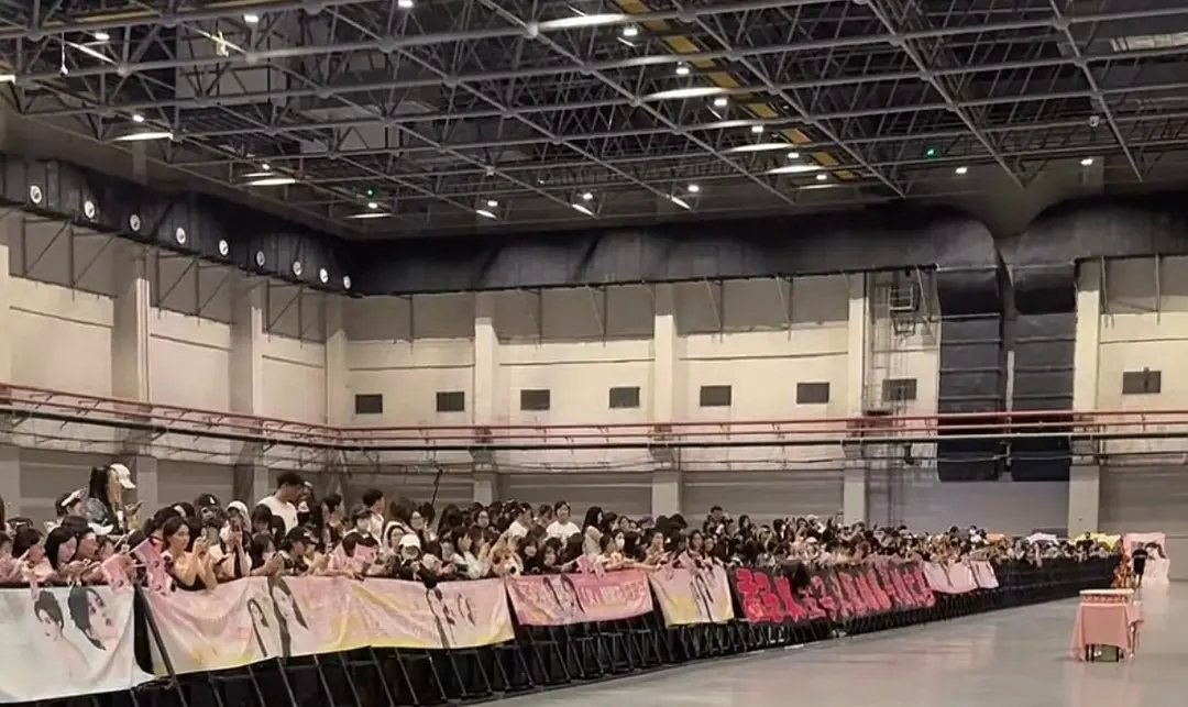孟子义线下人数好多啊 火的很安心😌 ​​​