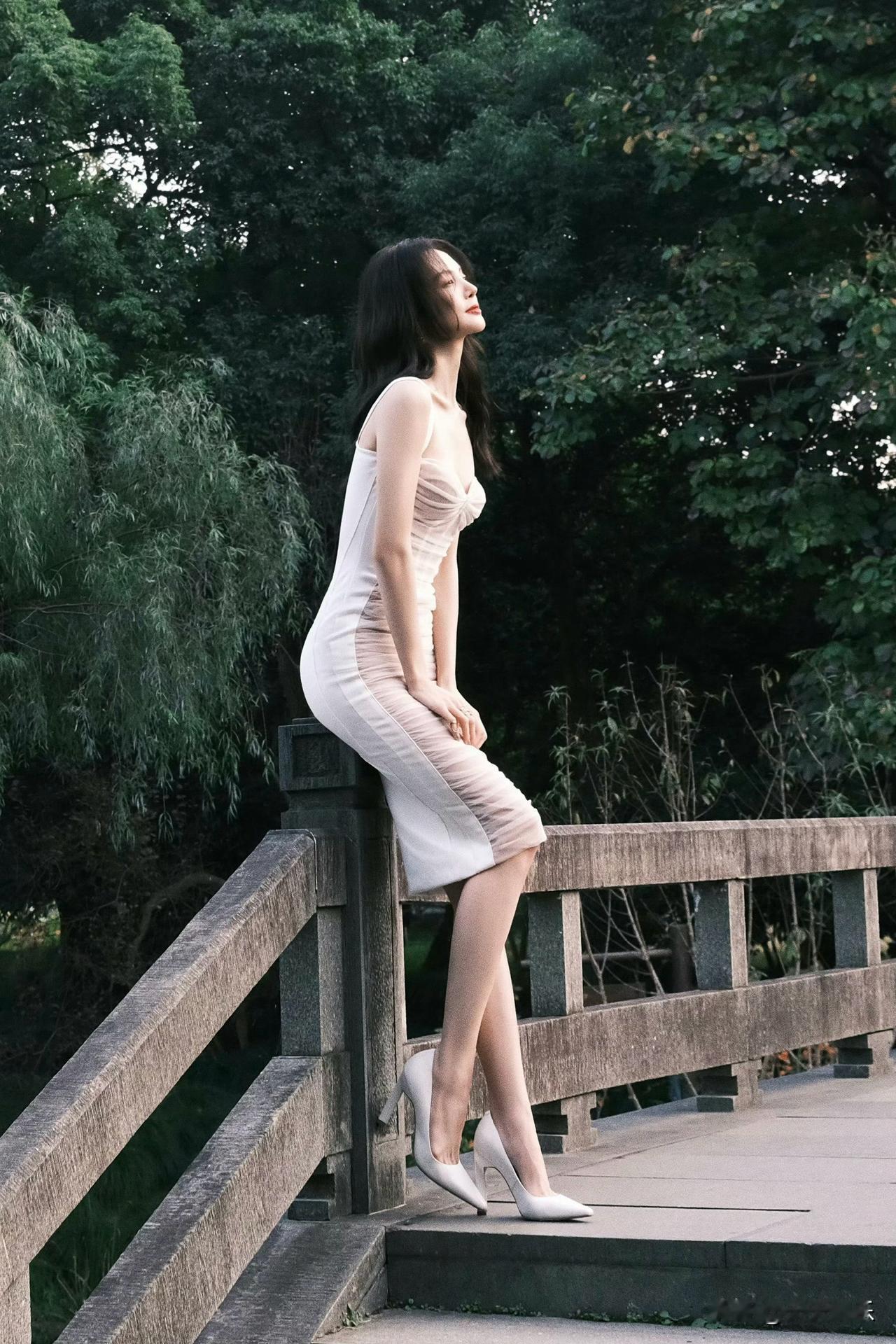 金晨的身材到底有多好，我觉得通过这个半透明的白色紧身裙，可以看出。画面中，金晨闲