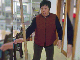 天下武功无快不破，请问这是什么武功？山东的王老太用一根棍子耍出了圈，只见她手臂来