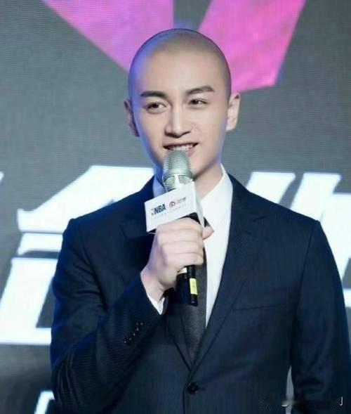 陈晓光头走红毯，回应尽显敬业本色

近日，陈晓以光头造型亮相红毯，瞬间成为全场焦