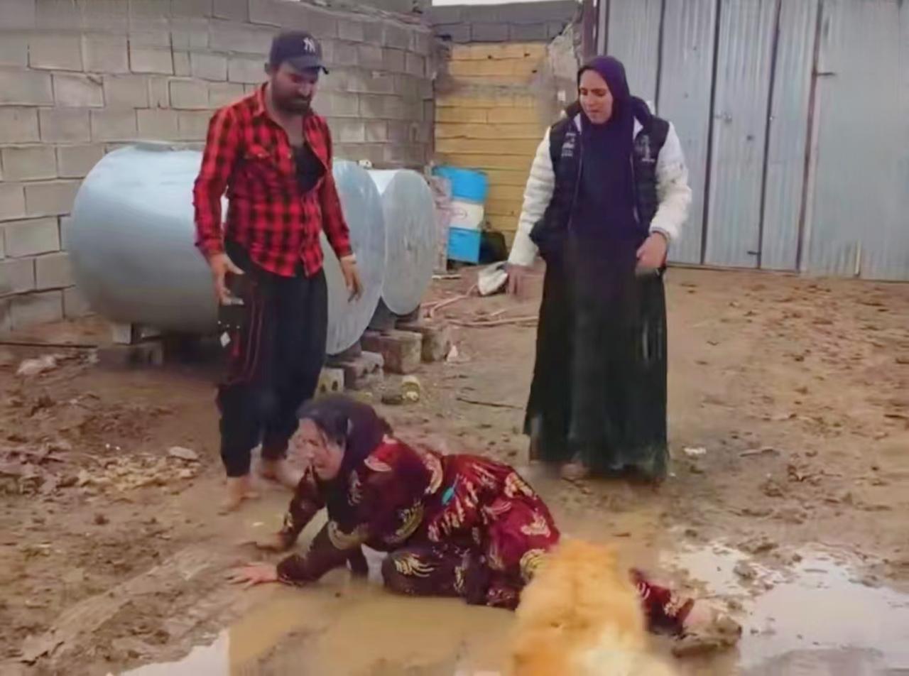 阿丽玛终究还是被米拉德教训得哭了。今日，阿丽玛想去小屋子拿鸡蛋吃，被哈琳娜阻拦后