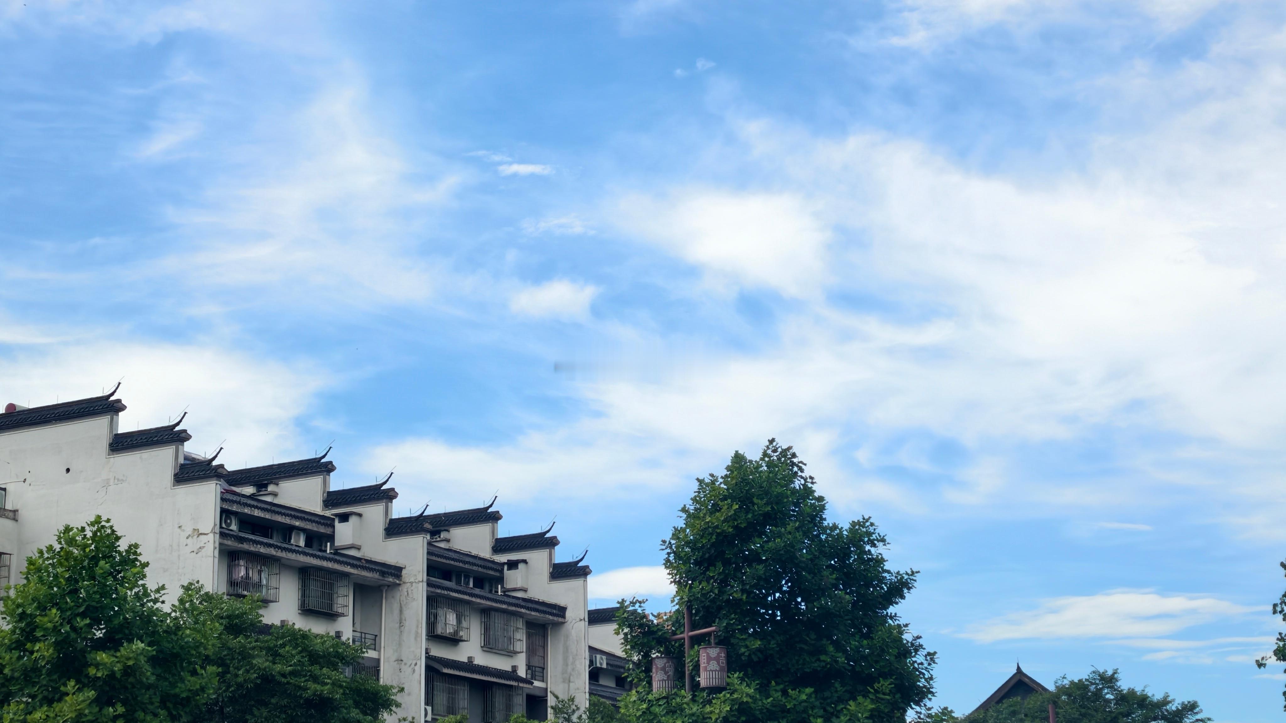 嗨，周五 ～ 上班路上等红灯拍的蓝天白云☀️ 