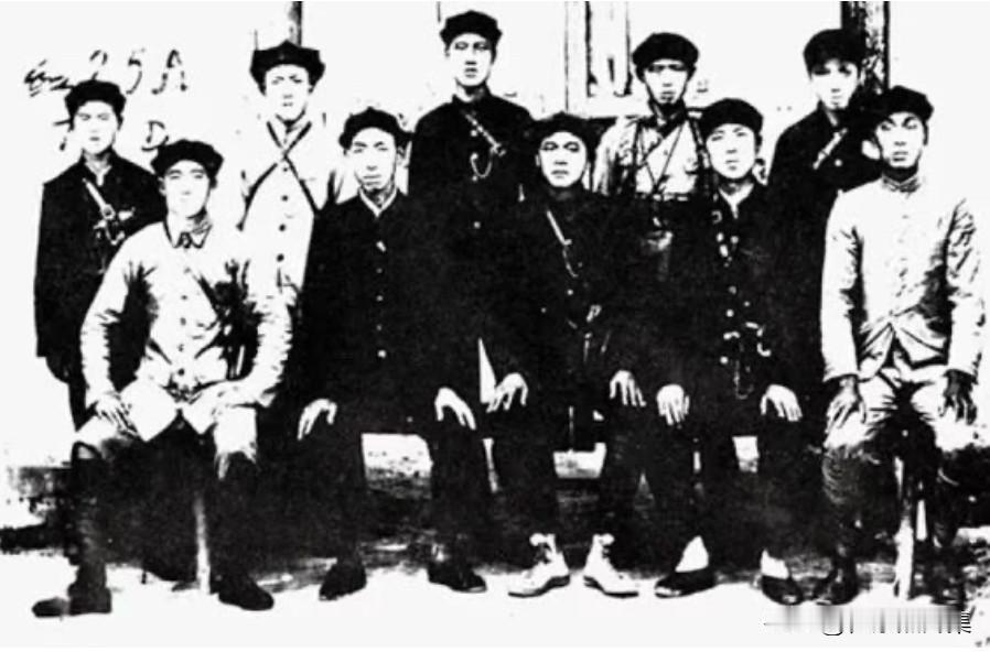 1932年11月，重建时红二十五军编制：军长吴焕先，政治委员王平章，全军辖2个师