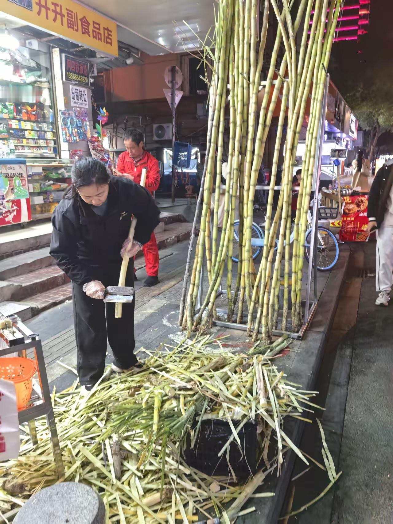 冬日生活打卡季昨天去菜市场买菜，现在正是甘蔗上的季节，就看见卖水果摊位旁，摆放着