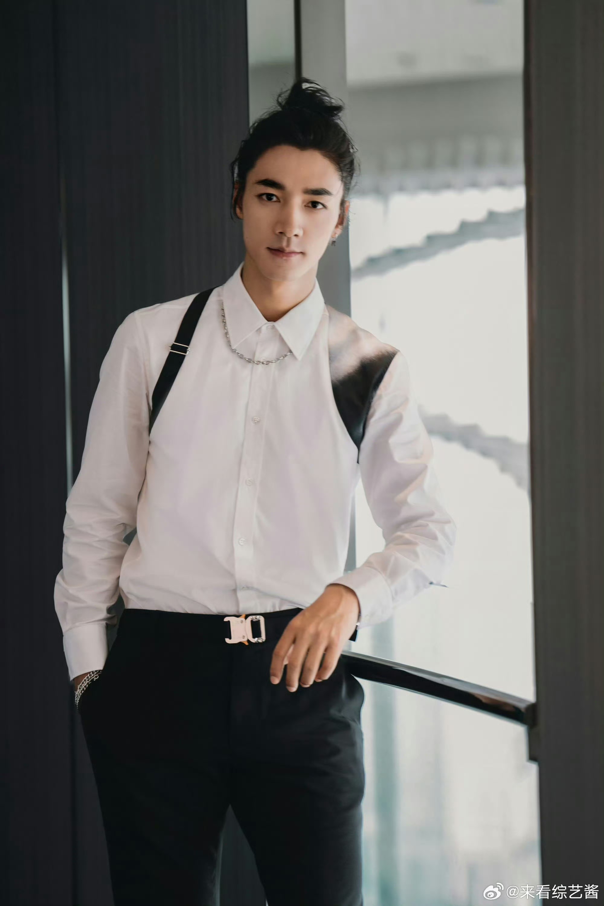 主持人说此沙本人比蜡像帅主持人说此沙蜡像成上海著名景点了 主持人你也太可爱了吧，