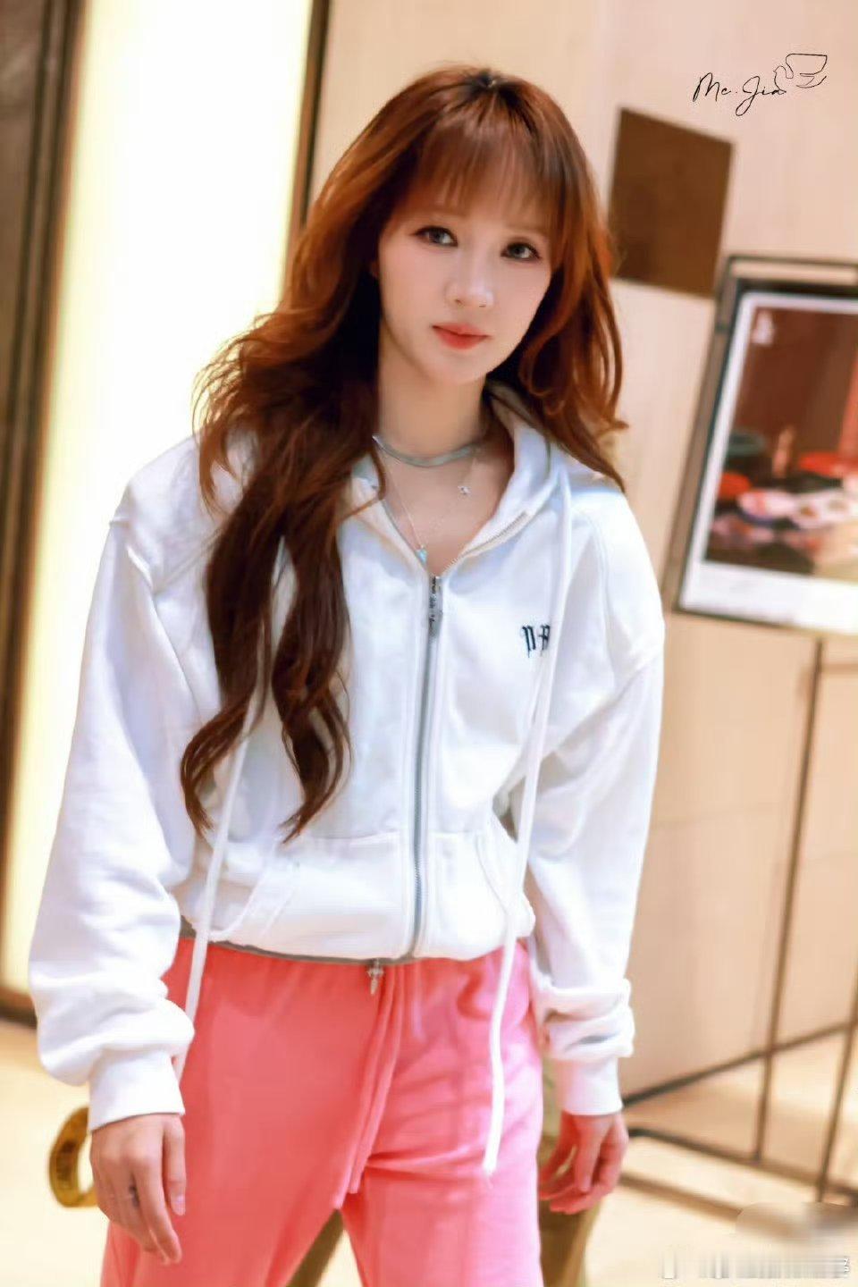 孟佳高瀚宇唐九洲直播拉票孟佳、高瀚宇、唐九洲空降《你好星期六》直播间，活力拉满在