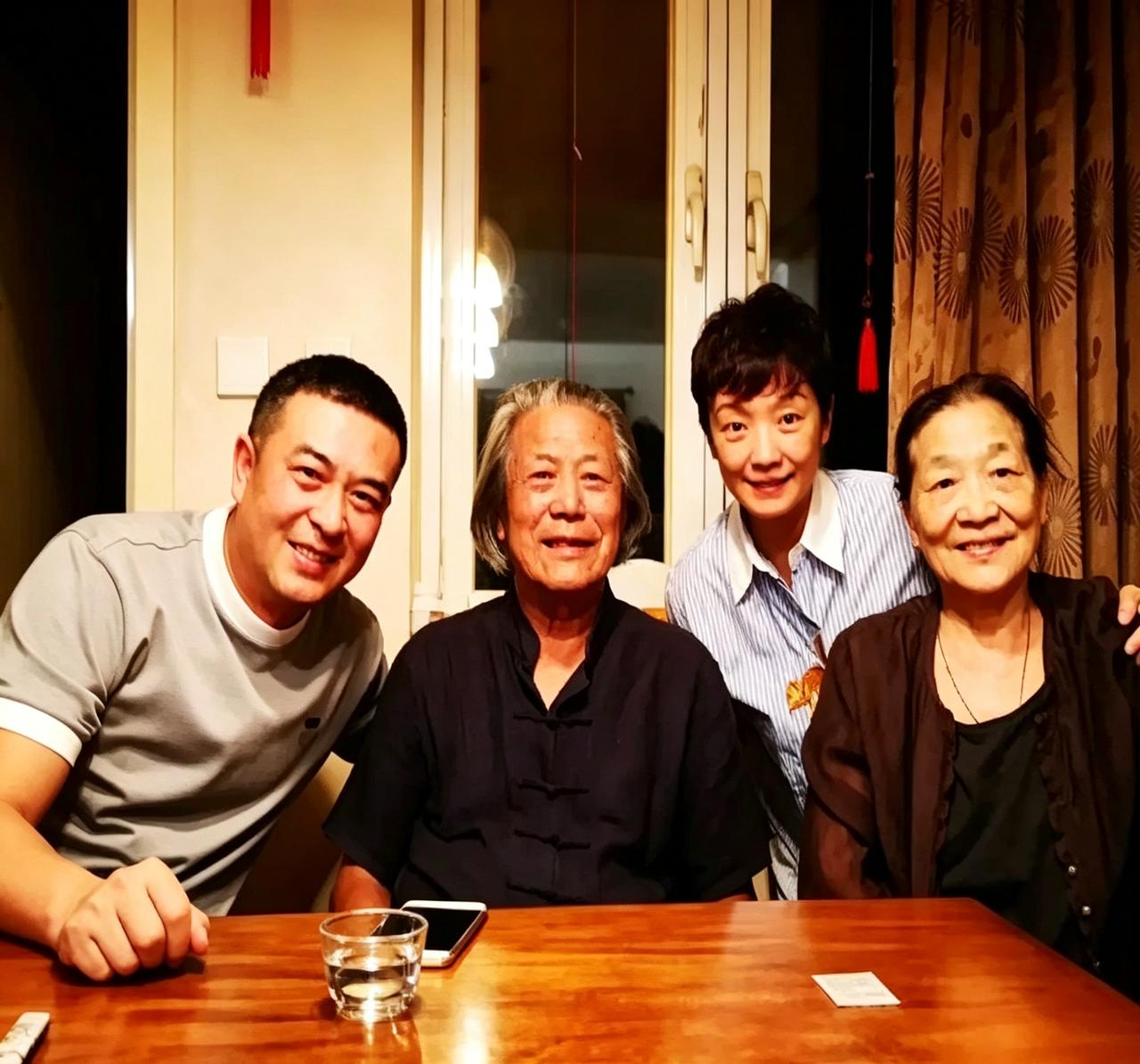 瞧这画面多暖！张嘉益带着媳妇王海燕去看恩师马精武和李苒苒。不管在外多出名，回了老