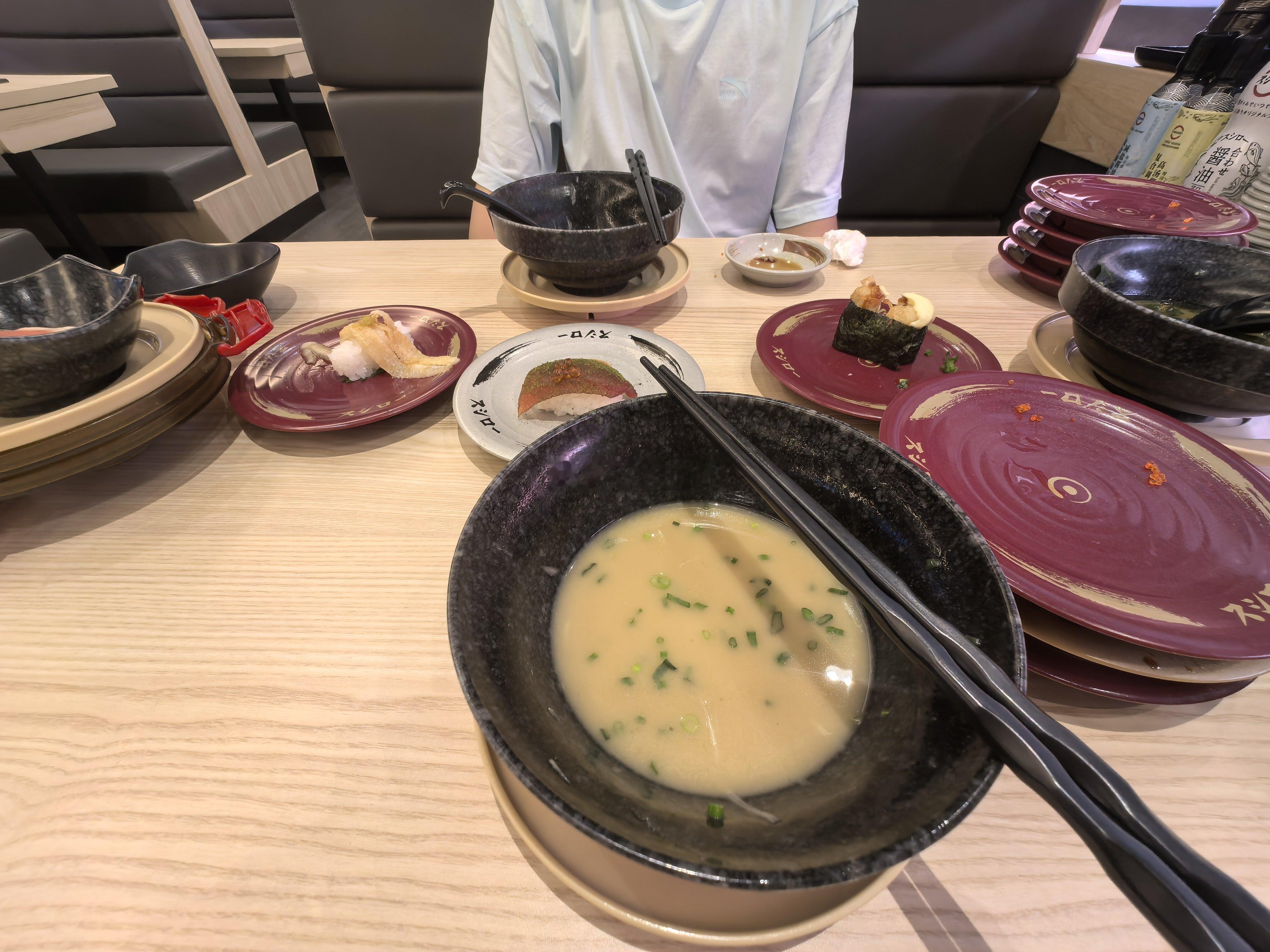 吃了个不排队的“寿司郎”。口味一般，就餐环境一般，座位很窄，要是后面坐个熊孩子，