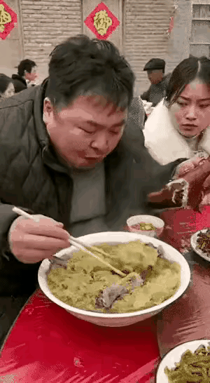 我的个乖乖呀，这个男子吃相也太难看了吗？看他这个吃相，好像很长时间没吃过饭的样子