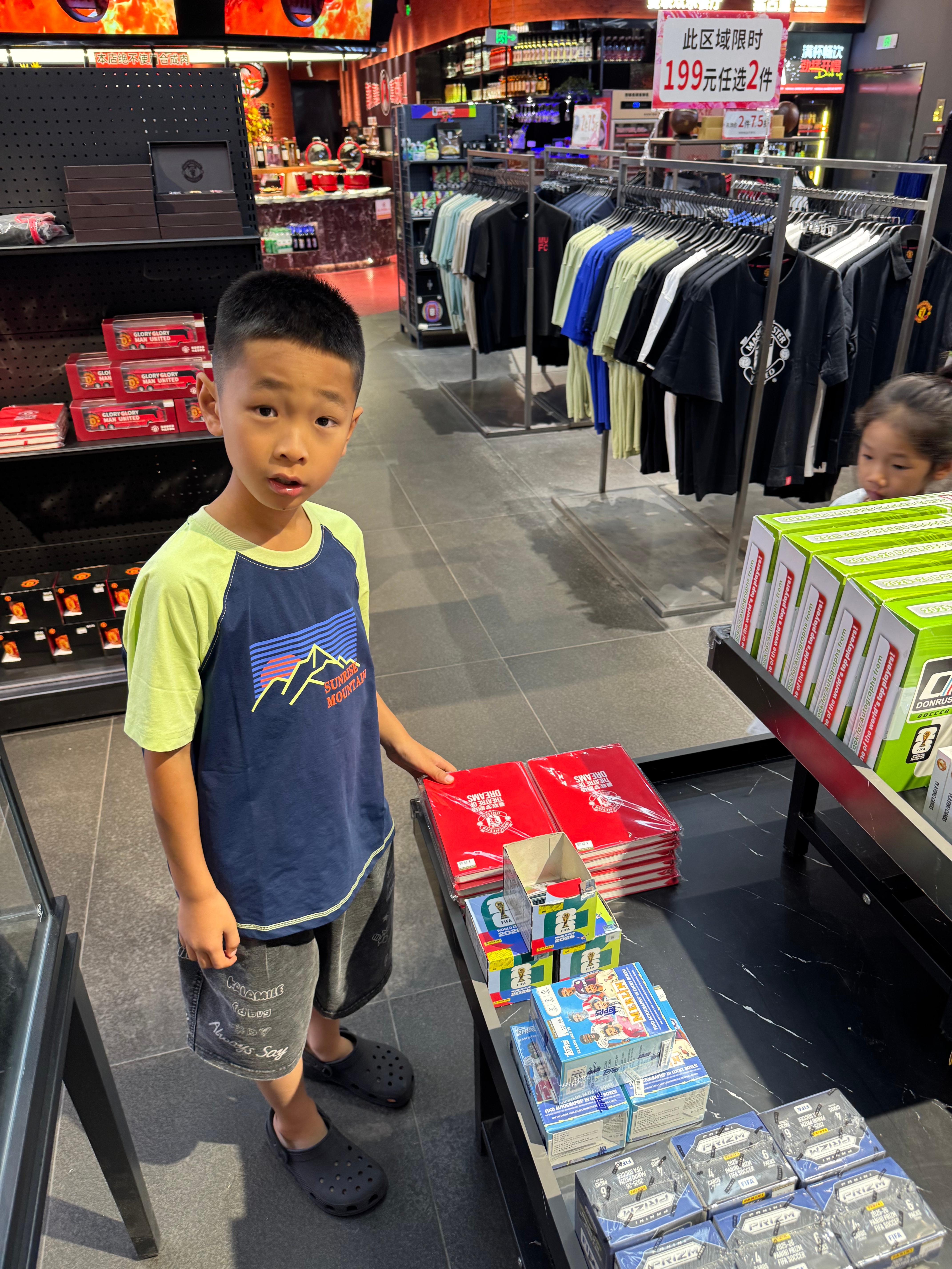 今天带俩娃来北京了哥哥问，来北京能遇到北京国安的人吗？是真喜欢足球了就像我小时候