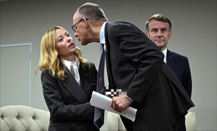 马克龙尴尬了。
外媒2月15日晚报道：“德国和法国向来被视为欧盟的’双引擎‘和核