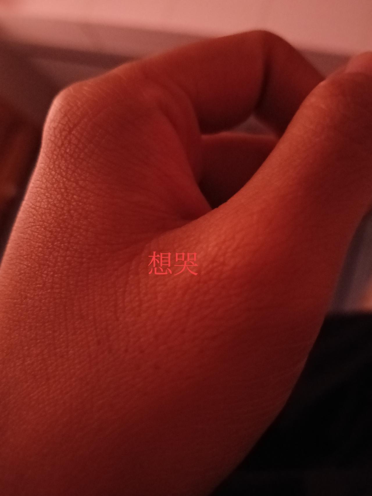 我在楼上，婆婆在下面骂得不行，我真的要疯了，昨天还买东西给她吃，现在一直在厨房说