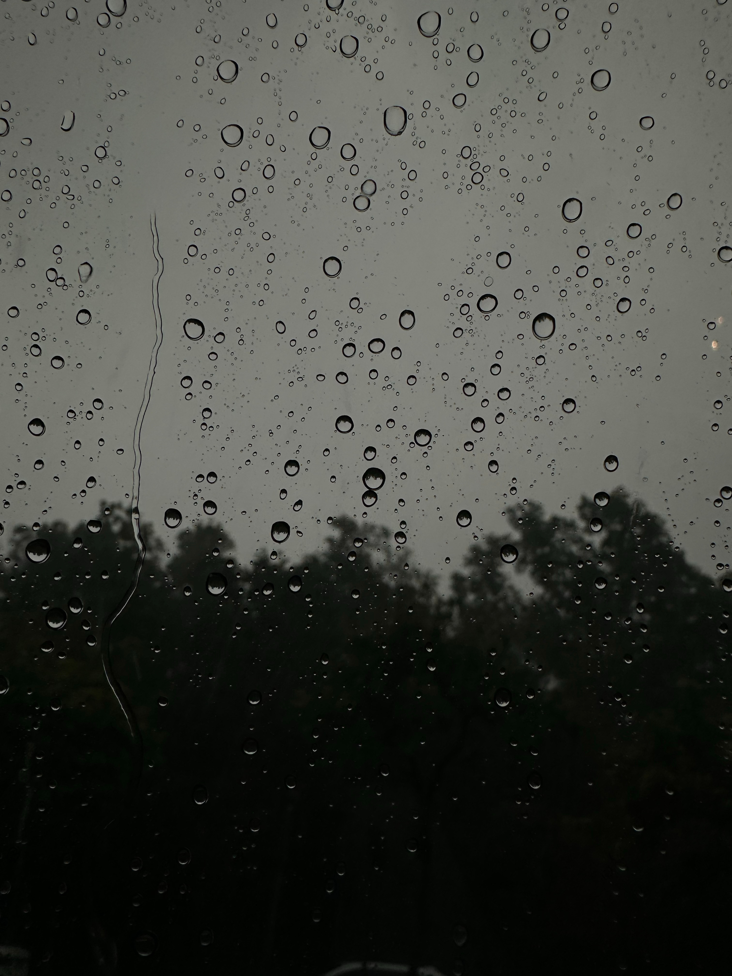 出去玩 下大雨了[泪] 拍了两张车窗水珠照片感觉还不错 大家觉得呢[思考] ​​
