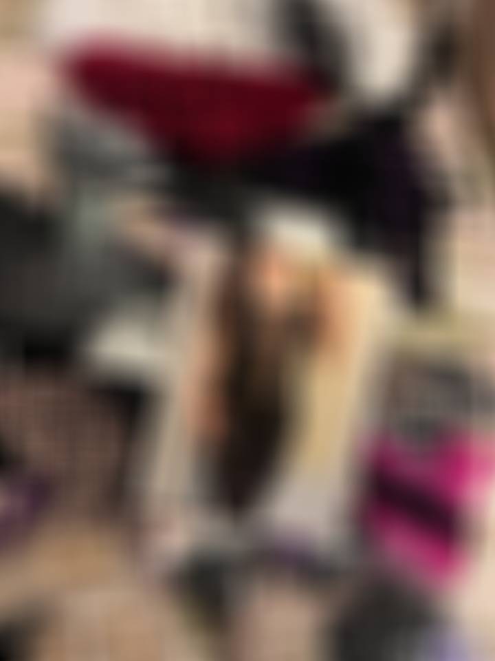 深V领衣服能更好的展示山峰的弧度。 