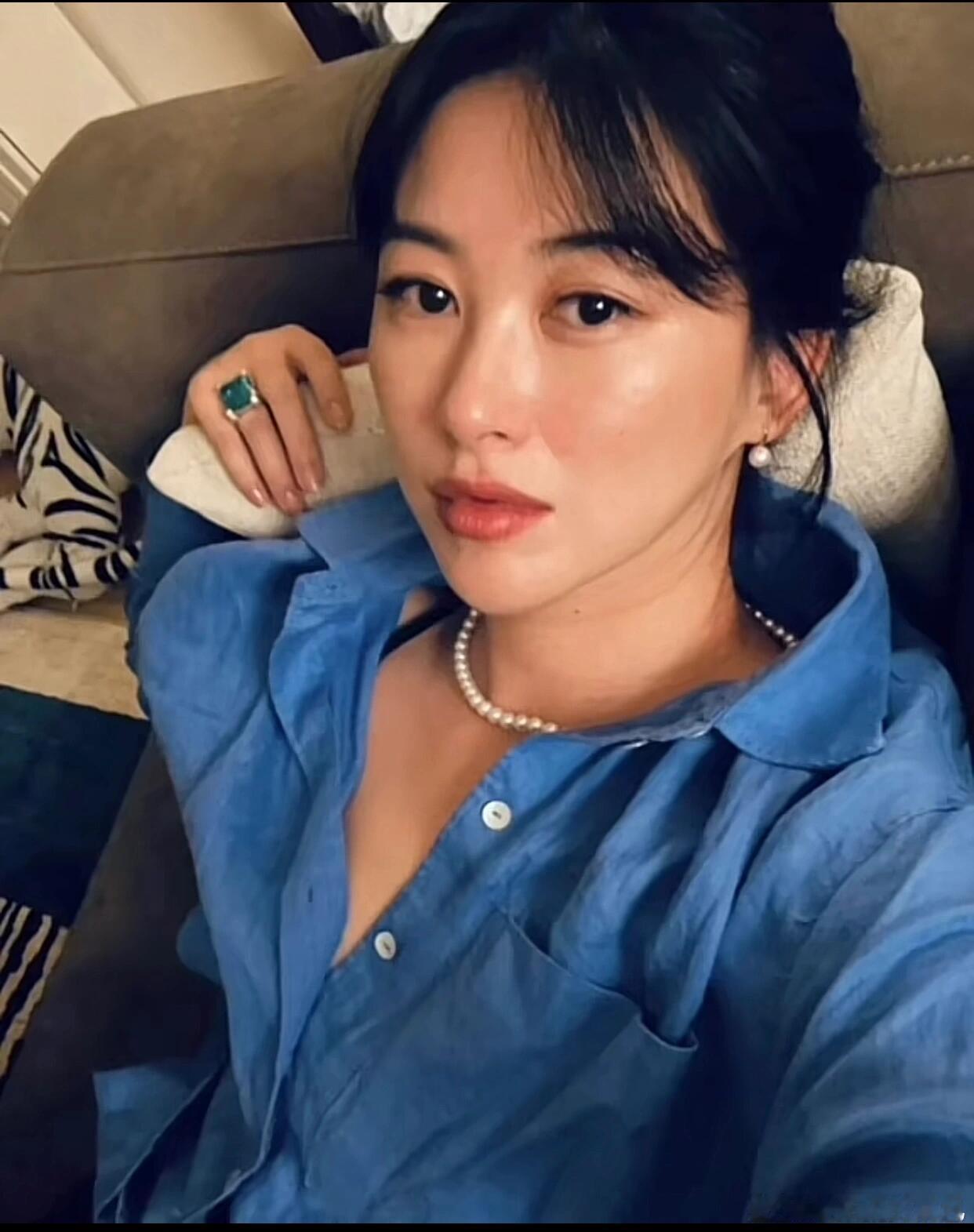 朱珠朱珠把外卖袋拎成秀场了真的印证了自信的女人最美！朱珠不靠装扮不靠道具，一个外