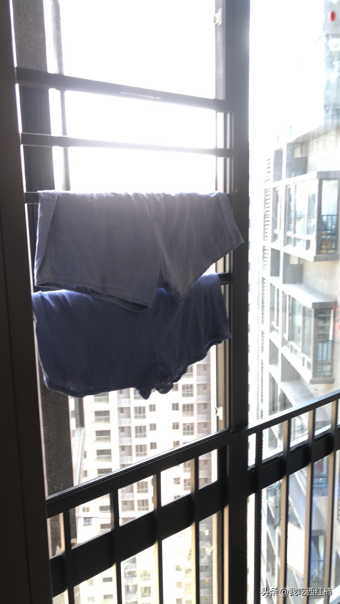 谁懂啊！农村来的老丈人丈母娘，把阳台当摆设
谁懂啊家人们！
老丈人和丈母娘第一次