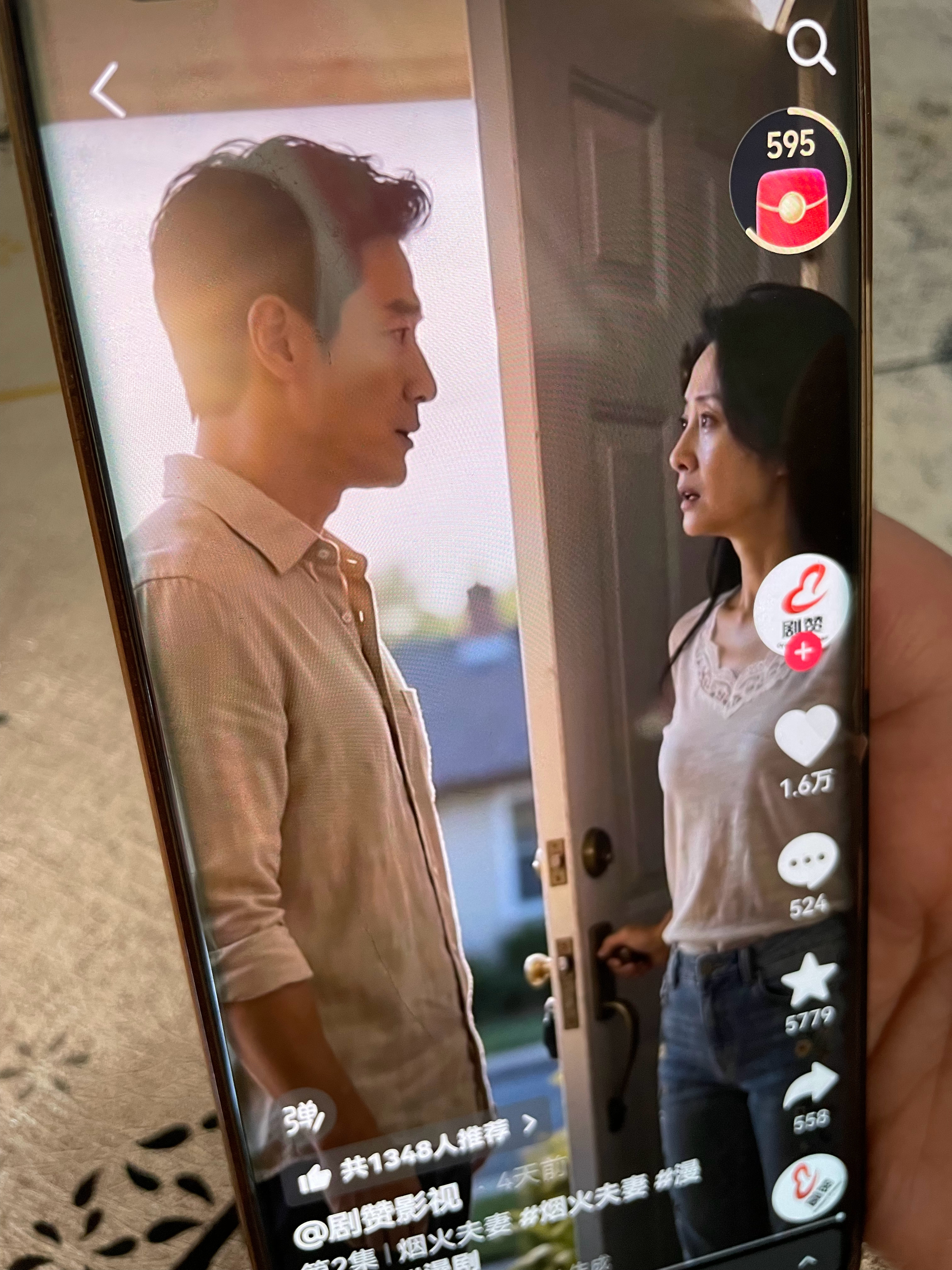 我妈妈在看AI仿真人短剧她以为是真人演的还问我“这有什么差别？你怎么一眼看出来的