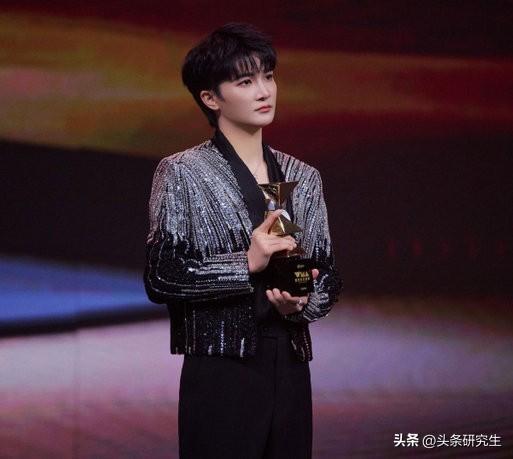 周深这人，
好像做什么都免不了被指指点点。

声音被人说太娘，穿着被人嫌不够阳刚