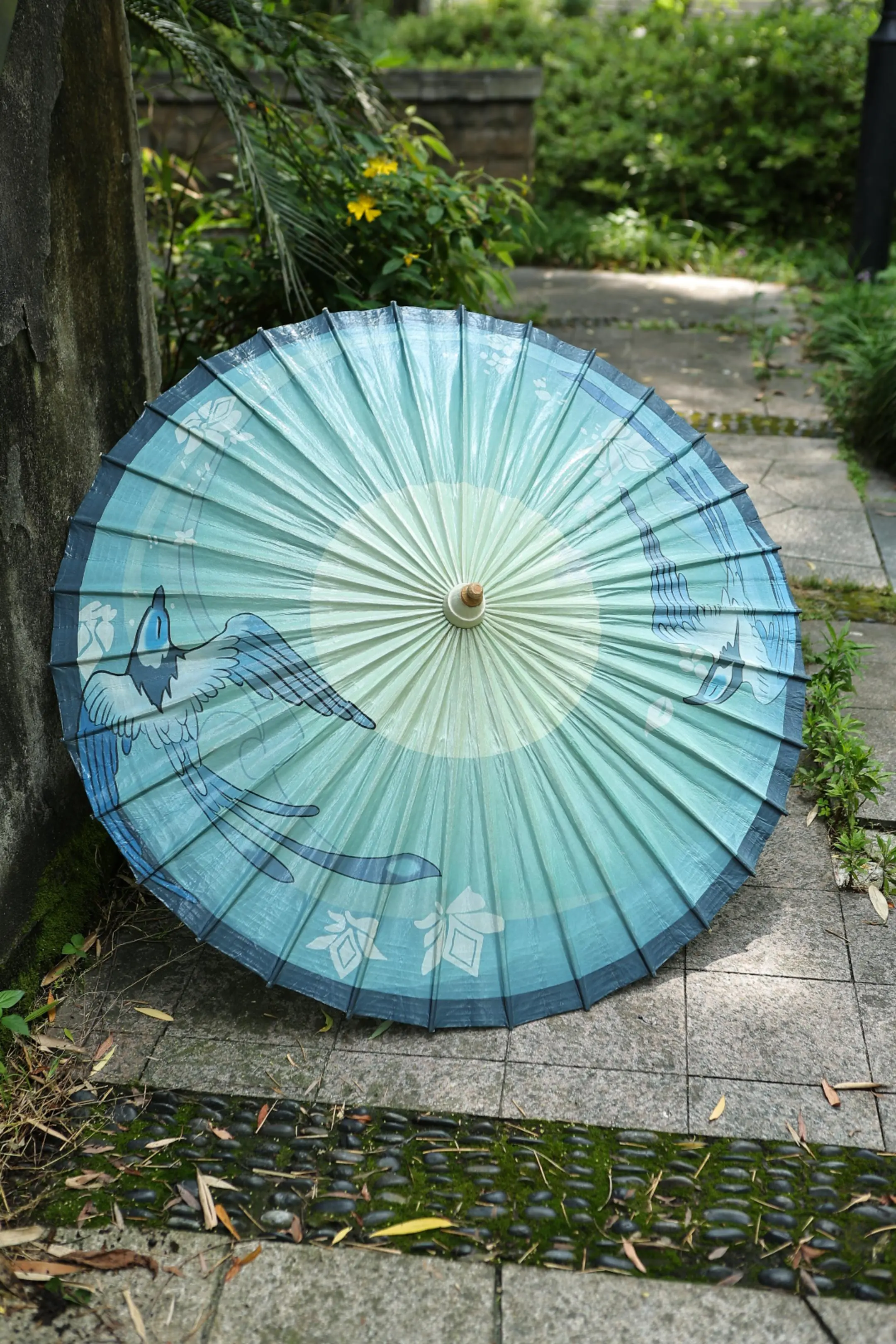 世人皆叹解语花。未央油纸伞，青山竹烟开，疑似故人来