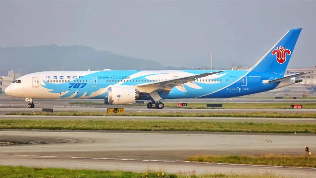 德国法兰克福机场日前出现惊险一幕，汉莎航空一架交付没多久的波音787-9客机还未