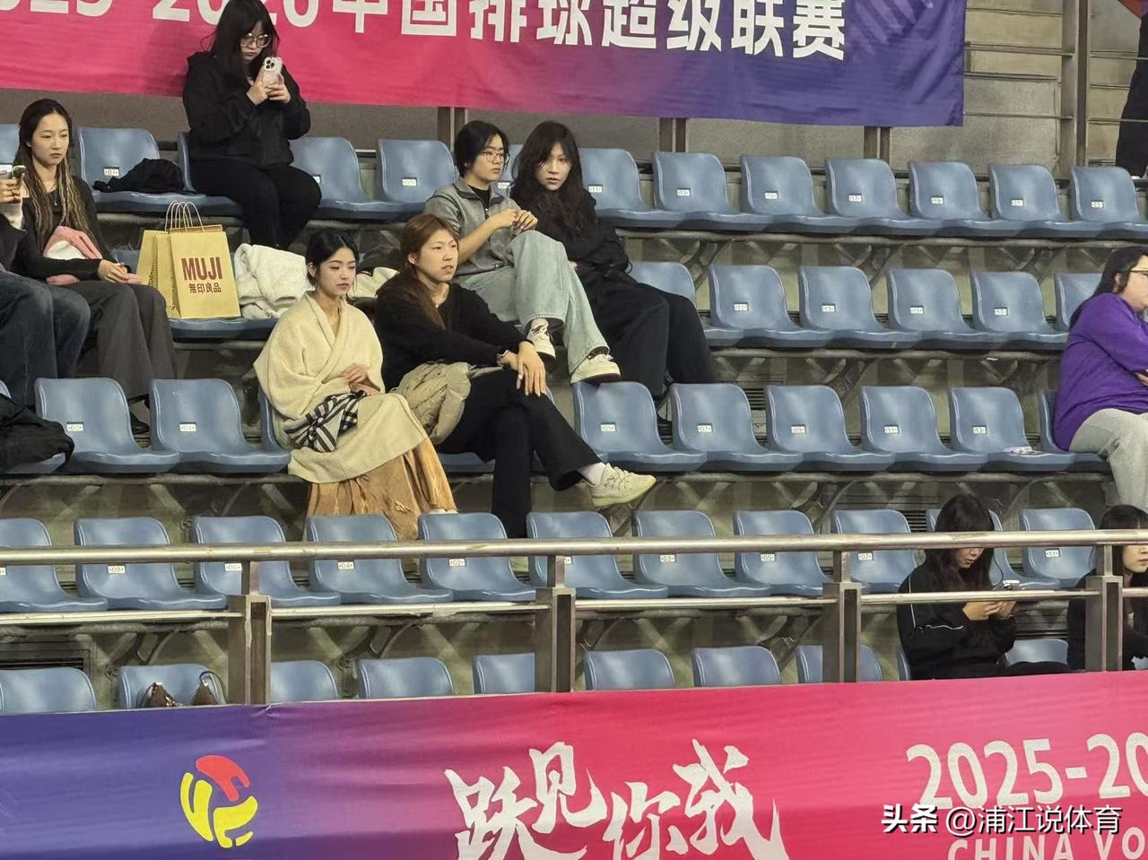 斩获B级女排联赛亚军的江西女排主力接应朱晋谊已经回到南京，为男友耿琦所在的江苏队