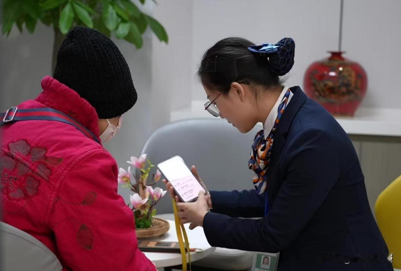 现实版的农夫与蛇！上海，六旬阿姨看到离异的业务员独自带娃非常不容易，她为此动了恻