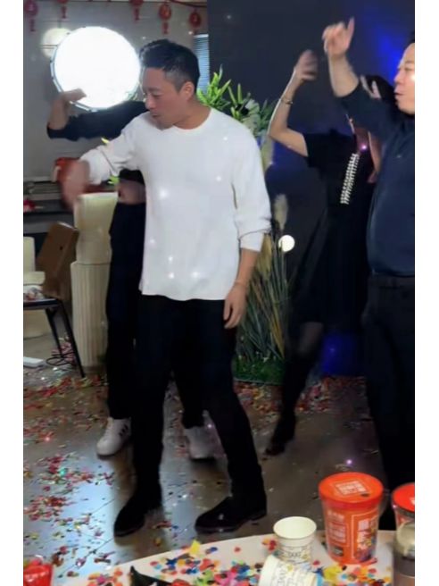 近期的汪小菲好事不断！
	
第一件喜事就是大S同意两个孩子与他一起过春节。第二件...