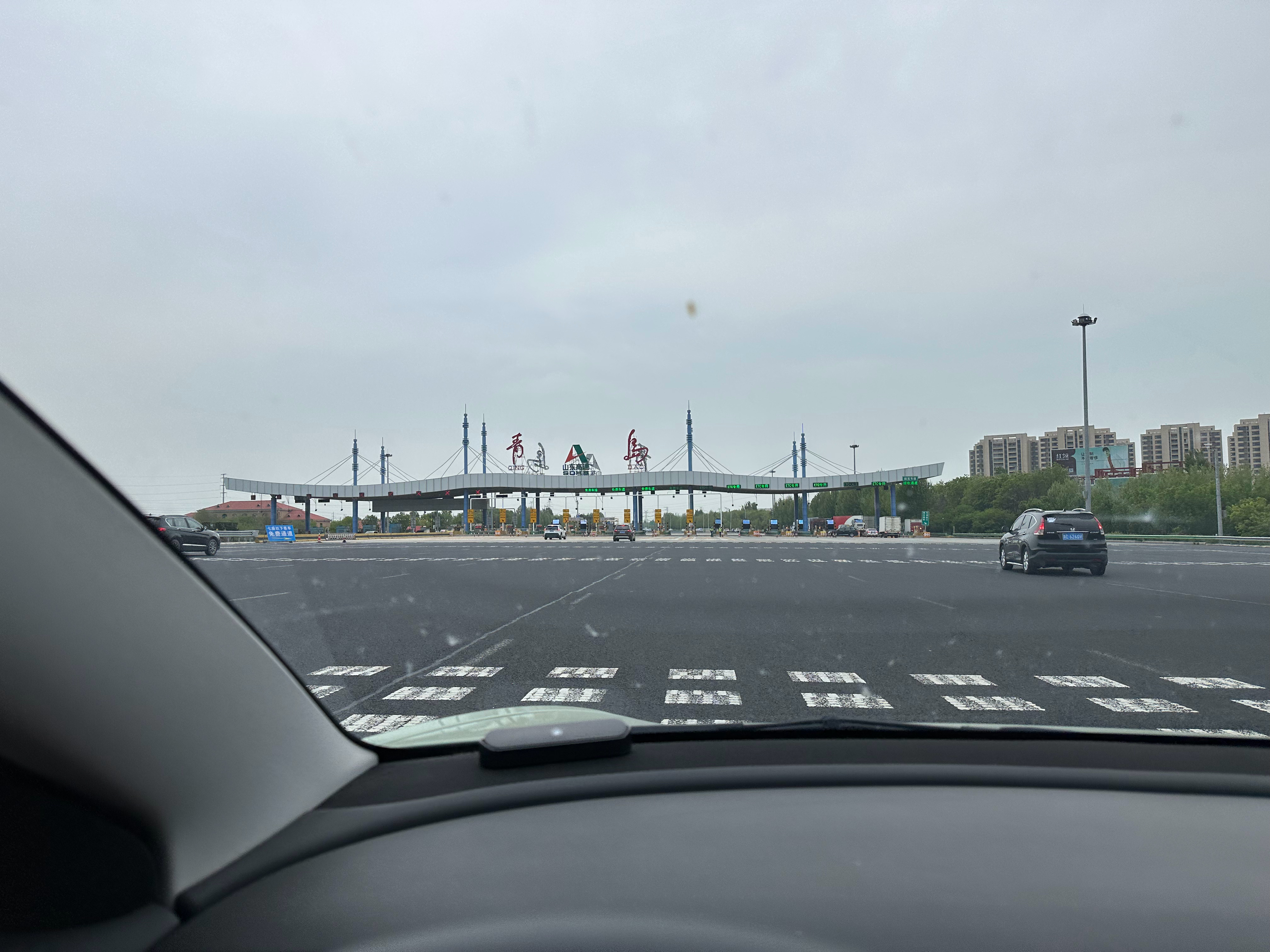 这个五一，青岛和淄博的旅游体验，二者区别太大了，像图1这么多车道的高速出口，青岛