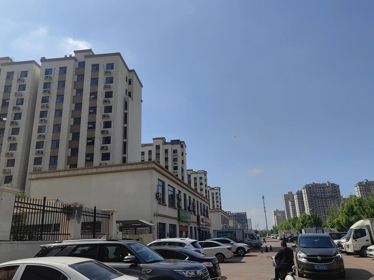 闺女和她对象都在链家上班，俩人不在一个店，链家也不允许夫妻在一个店工作。
她们的
