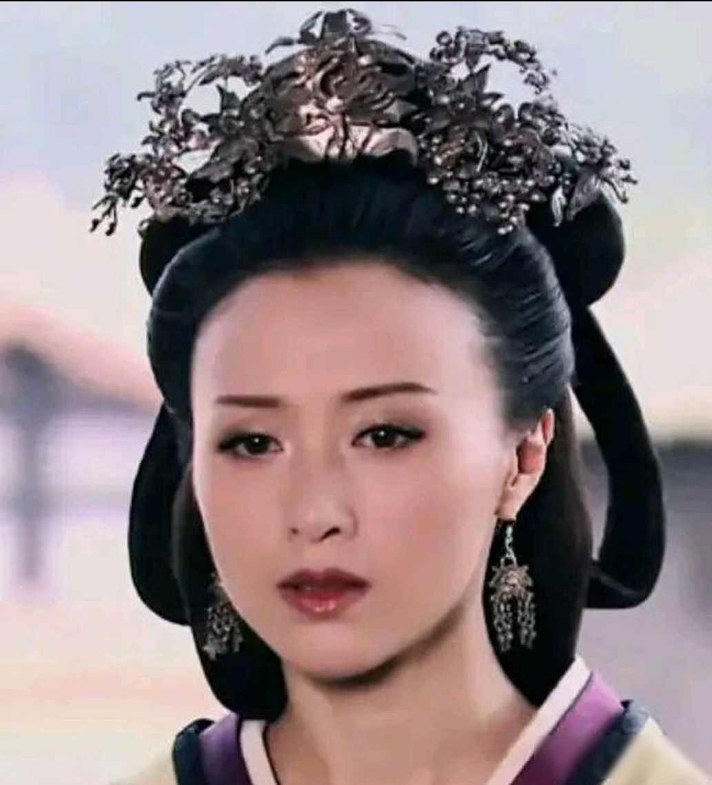 公元前204年，薄姬发现自己怀孕后感到恐惧，她立即来到吕雉的寝宫，胆怯地说道："