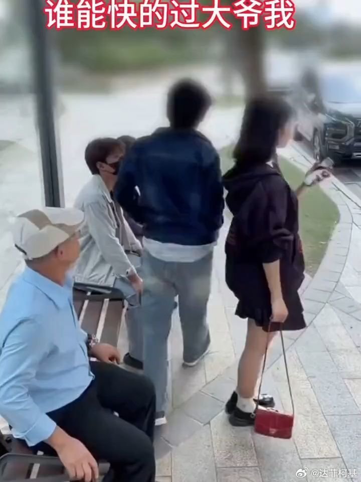 📌公交站见义勇为的大爷眼疾手快>>网页链接 公交站见义勇为的大爷眼疾手快 