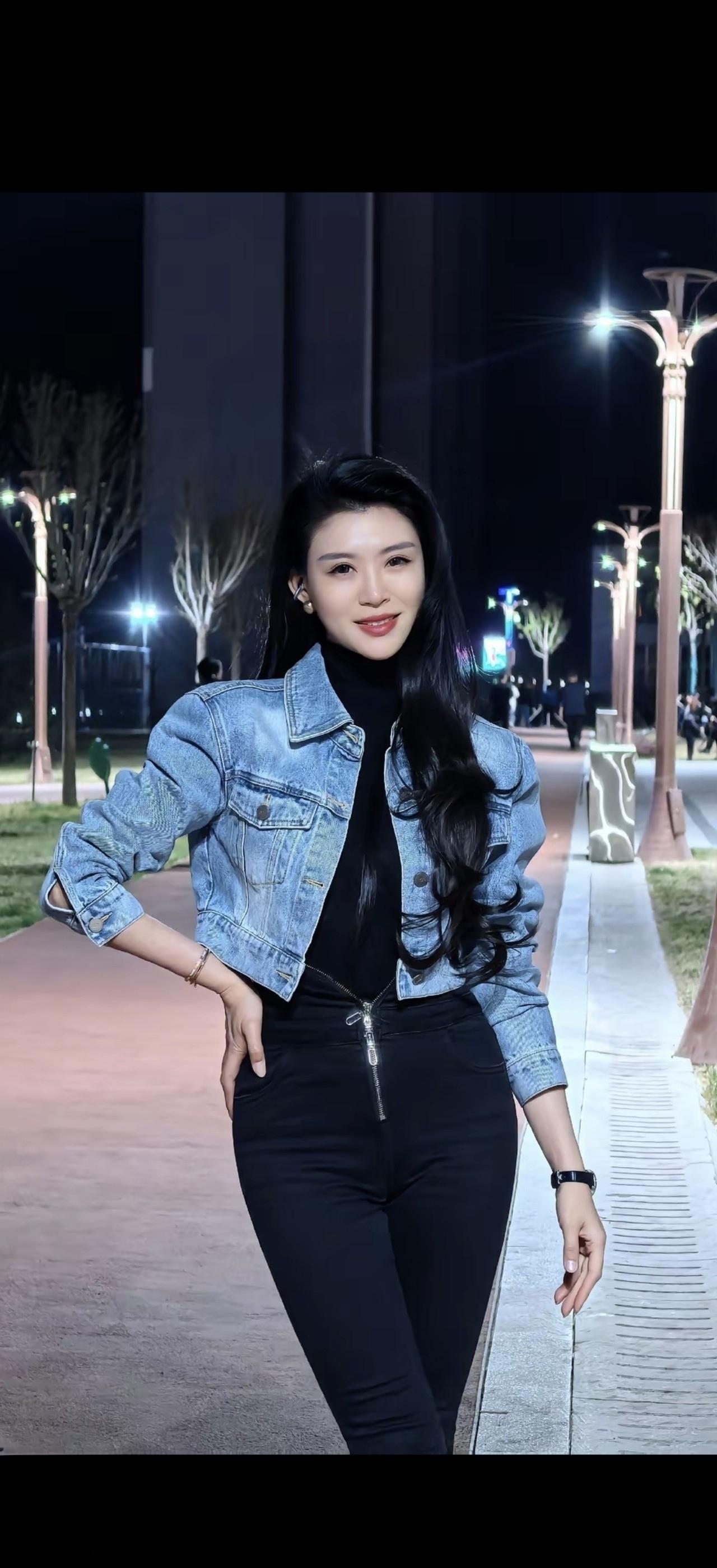 夜色如墨，灯影阑珊。