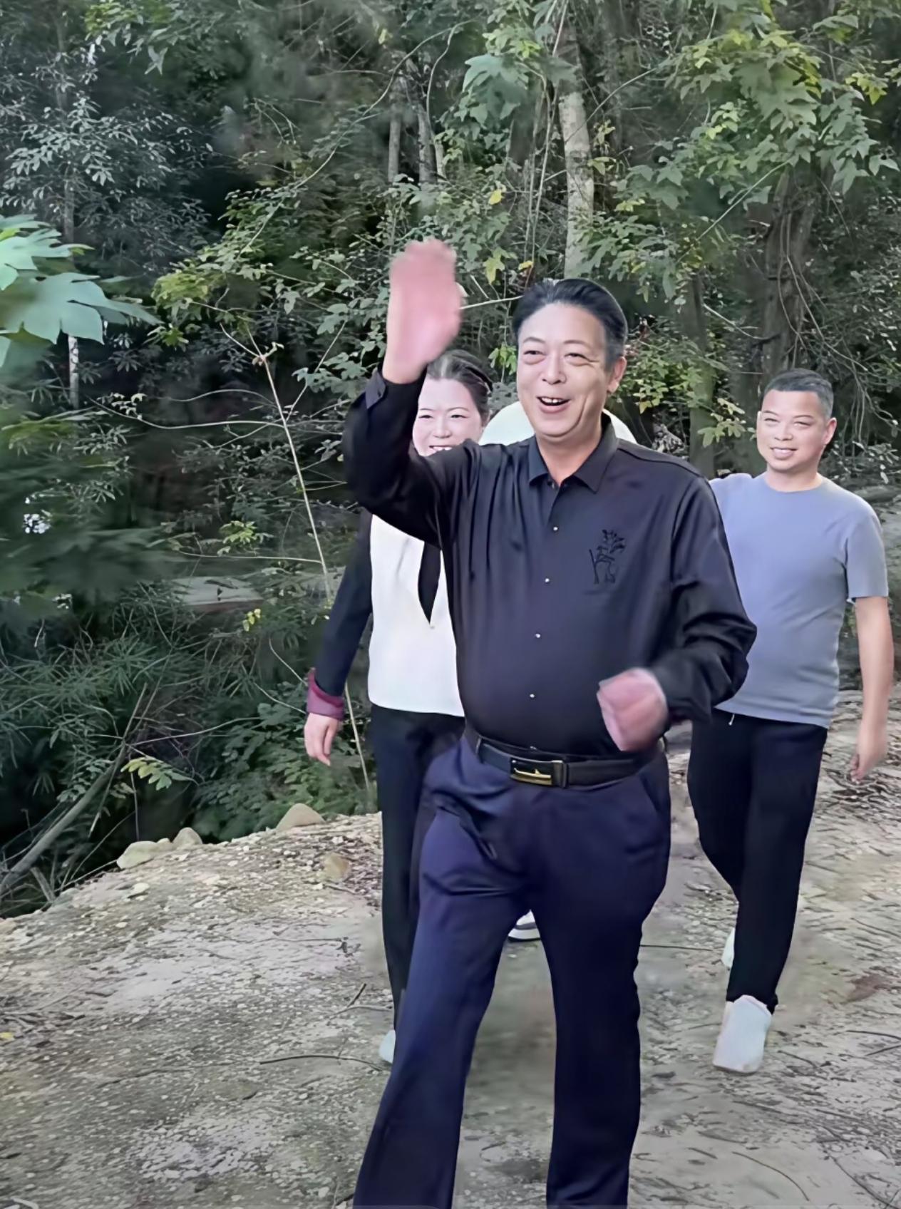 家人们，姐姐们早上好呀！今天咱们来唠点有意思的，你们Z近刷到那位“证多多大娘”了