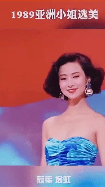 翁虹携家人共穿旗袍，拍摄温馨写真迎中秋，尽显东方雅韵与家庭和睦。照片中笑容满面，