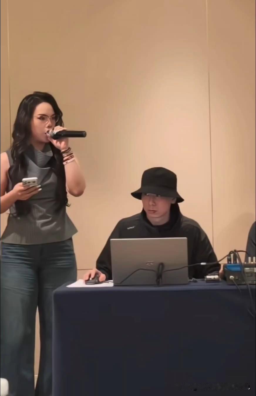 据新疆男篮主持人罗鸣老师透露，在新赛季的CBA赛场上，至少会出现两名美女主持人，