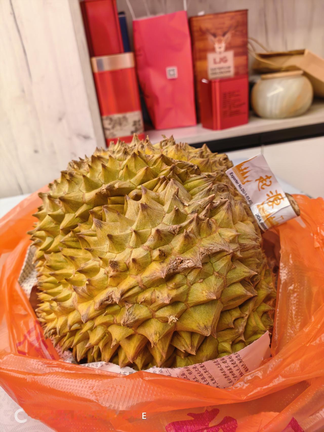 母亲节的标配，肯定是吃榴莲，母亲节的榴莲特别好卖，今年的榴莲价格没涨，28.9元